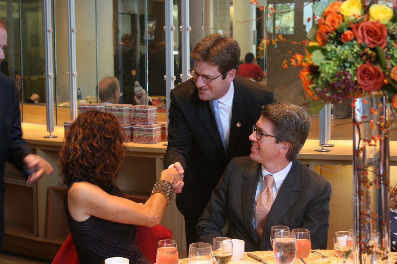 Phoenix Mayor Greg Stanton chats up attendees at a luncheon in Washington for convention organizers. Stanton was at the meeting to pitch Phoenix as a potential convention and tourism destination. (Cronkite News Service photo by Matthew Standerfer)