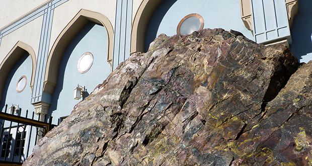 A large piece of petrified wood is among the minerals and artifacts that remain outside the former Arizona Mining and Mineral Museum near the State Capitol. (Cronkite News Service Photo by Harmony Huskinson)