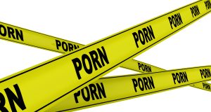 Желтые ленты с надписью PORN
